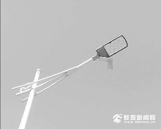 蚌埠淮河大堤2盏LED路灯被砸 警方正查找蓄意破坏者(图)