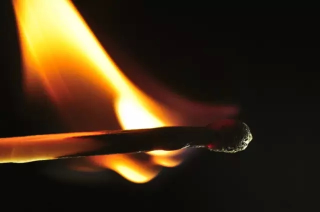 给它水喝就给你的光明的LED应急灯