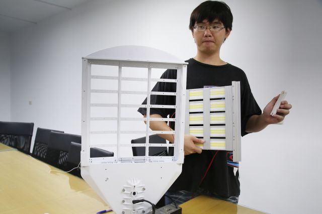 第二代LED路灯问世 薄又省电仅重3.5斤